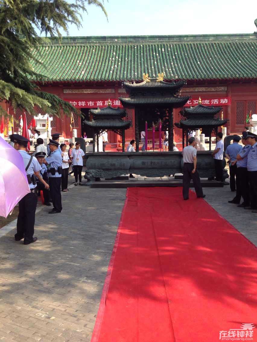 钟祥市元佑宫首届道教养生与长寿文化交流活动,彩色祥云笼罩,道教番旗