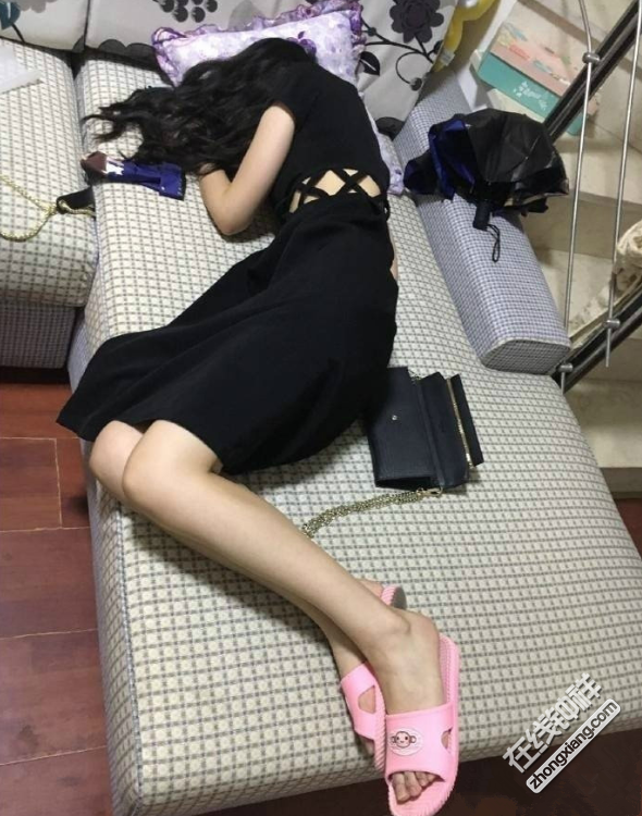 是女友的考验吗女有友的闺蜜喝醉了躺在我家沙发上不肯起来