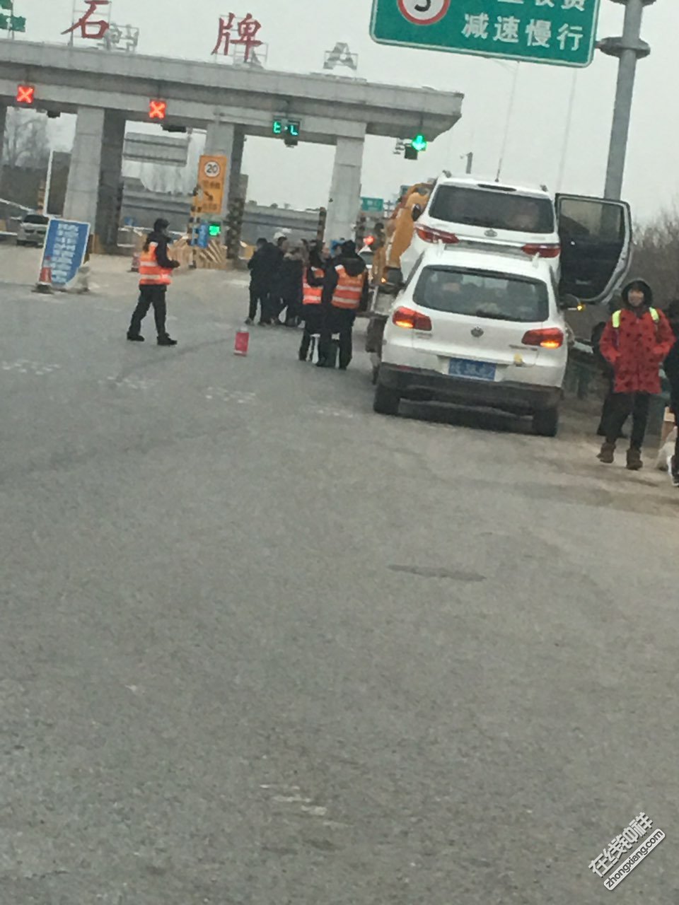 春节临近寒冬腊月武荆高速石牌出口暖人心一幕