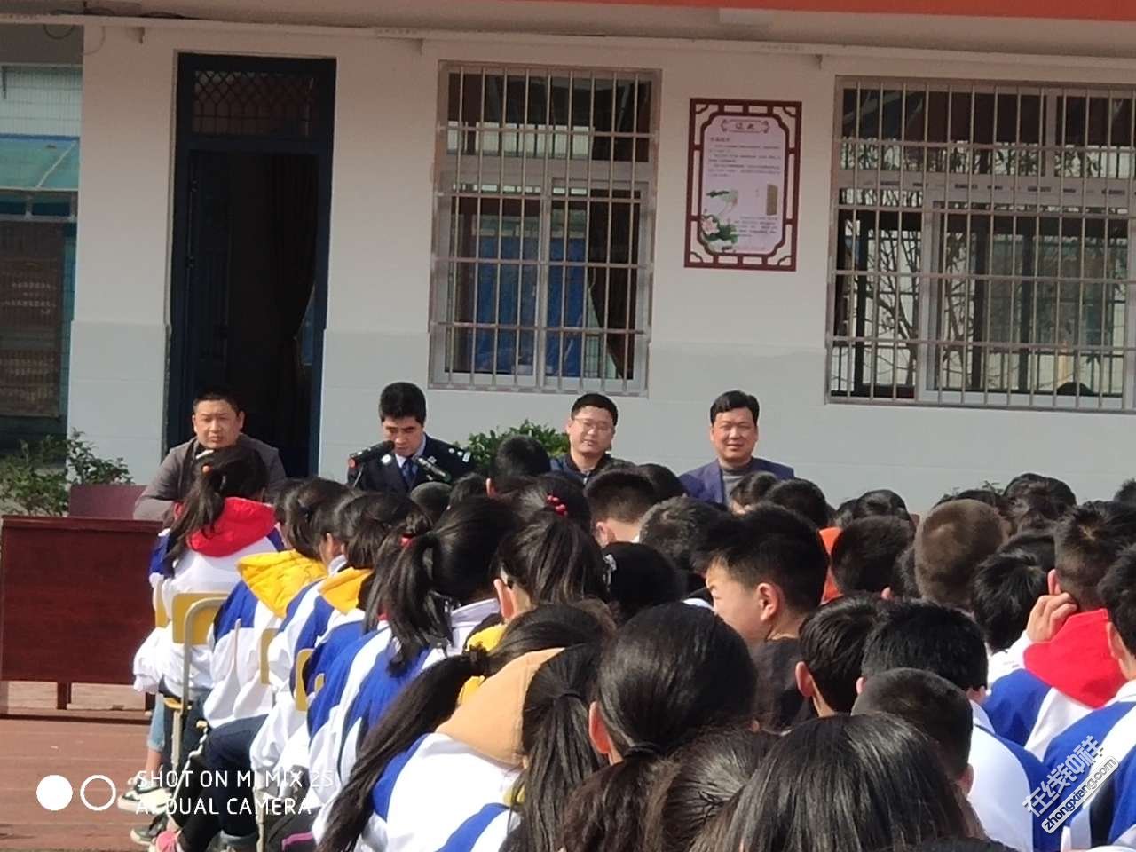 早上,钟祥四中全体师生举行升旗仪式的时候,学校政教处王主任就对全校