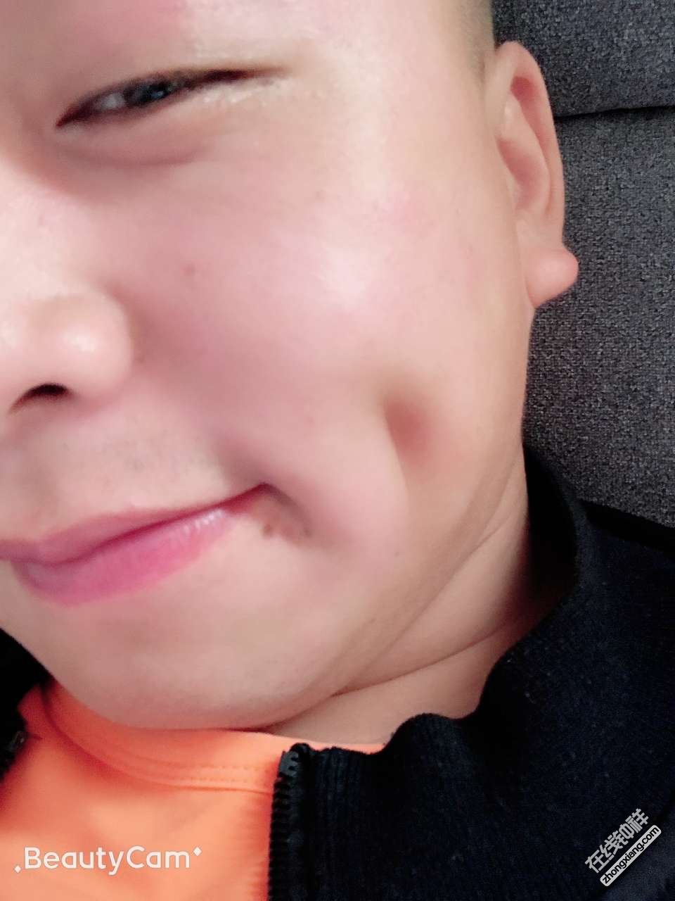 男孩子有酒窝而且还是2个有错吗