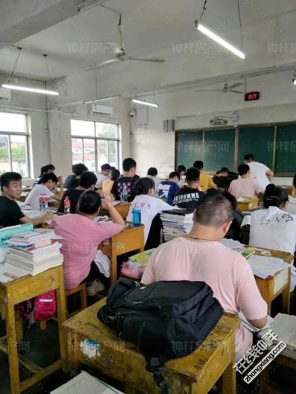 在为这三年一役做最后的冲刺 (以下部分图片来源钟祥实验中学) 努力