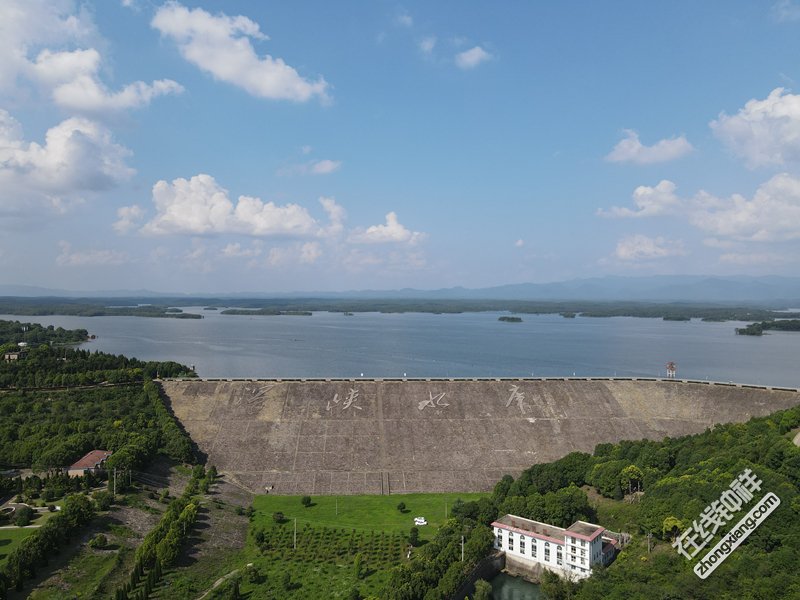 钟祥最大的温峡水库100万农民肩挑10年始成人工湖