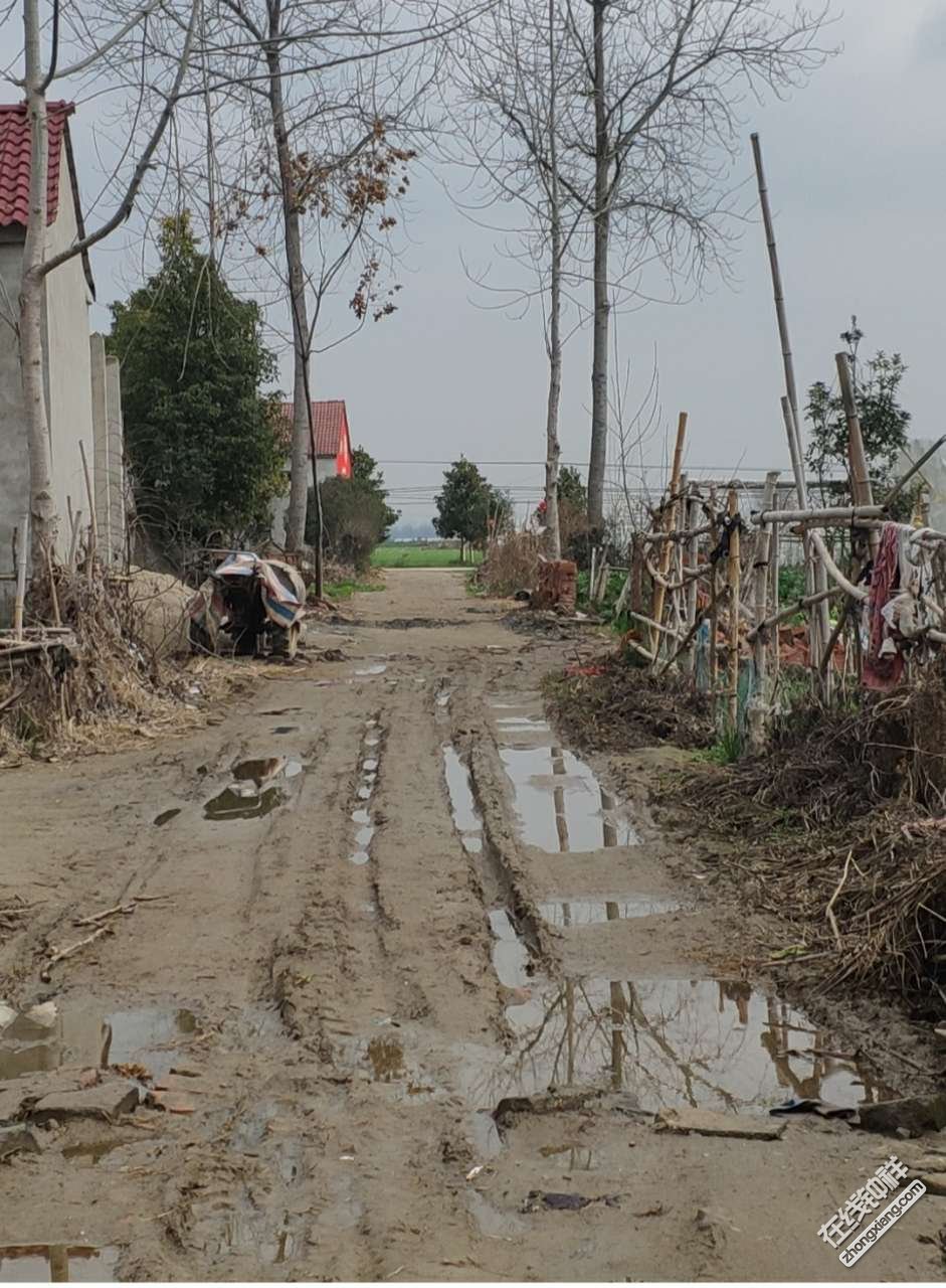 村里的道路几十年如一日还是泥巴路,有人管吗?到底谁的责任?