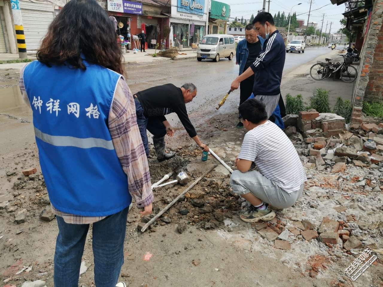 自来水管破裂,网格员及时协助处理