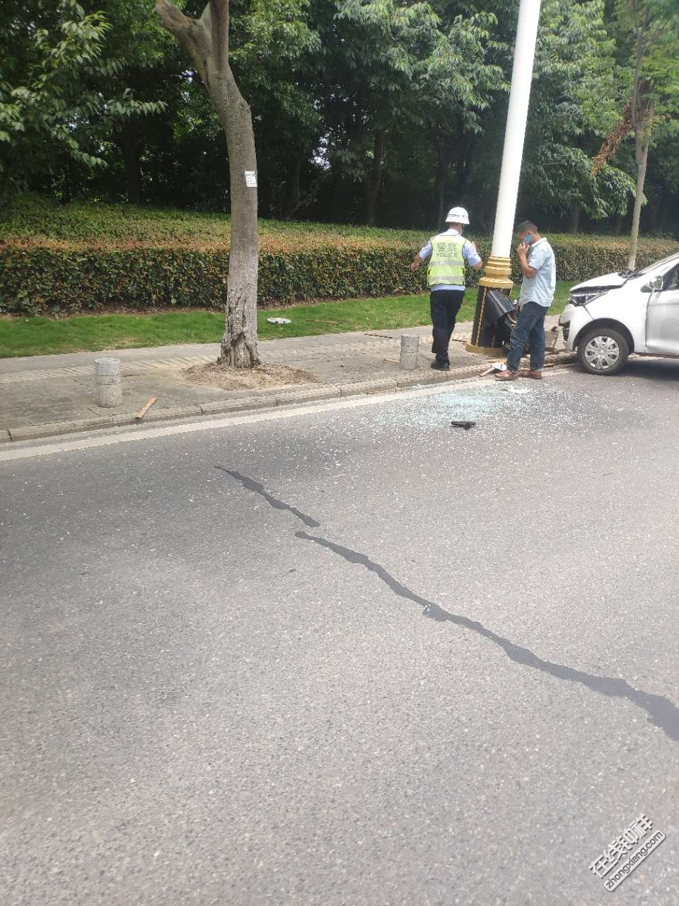 一辆电动车撞到了路灯上面的玻璃粉碎