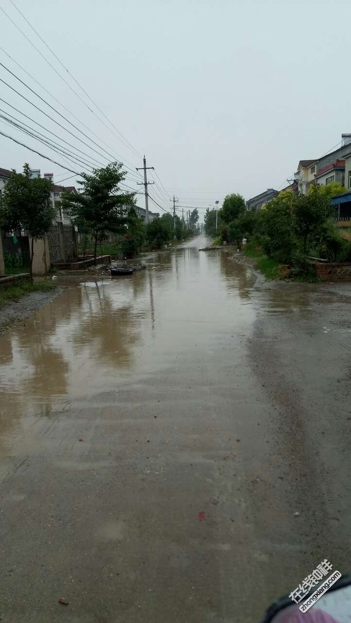 乡村下雨图图片